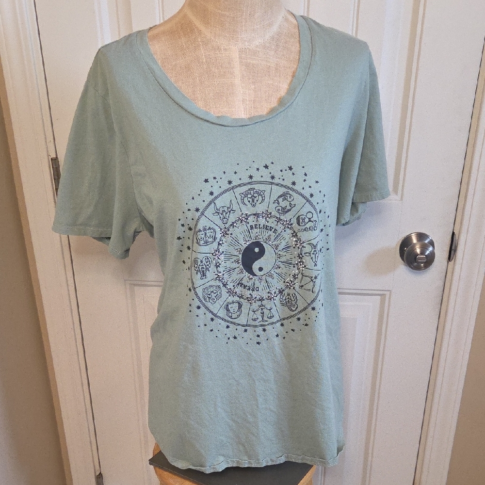 Zodiac Yin Yang Rhinestone Believe Dream 100% Cotton Light Green Tshirt